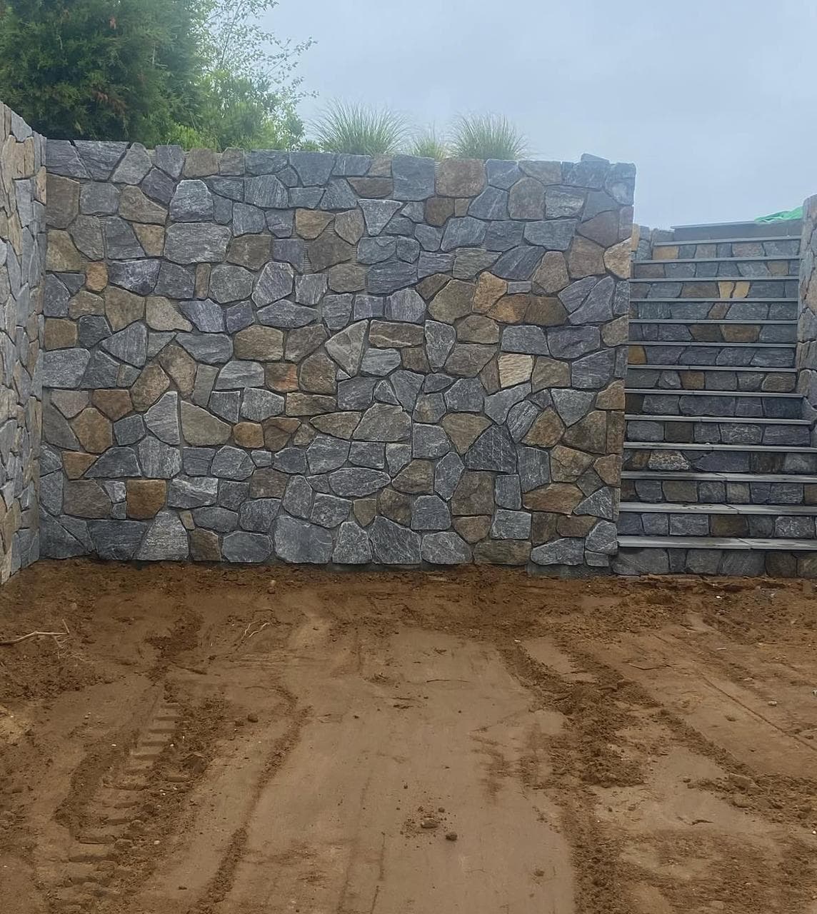 Fieldstone retaining wall